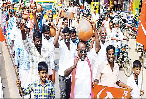 விருத்தாசலத்தில், மண்பாண்ட தொழிலாளர்கள் ஆர்ப்பாட்டம்