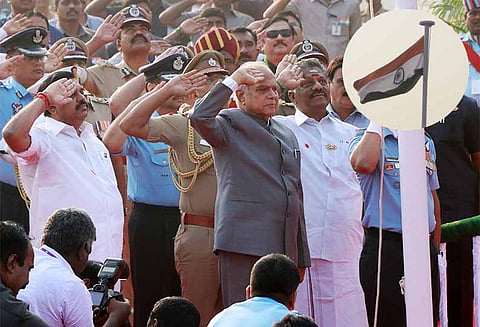 சென்னை மெரினாவில் கவர்னர் பன்வாரிலால் புரோஹித் தேசிய கொடியேற்றினார்