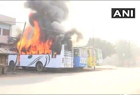 மதவாத மோதல் ஏற்பட்ட உ.பி. காஸ்கஞ்ச் பகுதியில் பஸ்கள், கடைகள் எரிப்பு; பதட்டம் நீடிப்பு