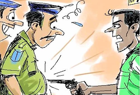 போலீசாரை மிரட்டி போலீஸ் வாகனத்தில் மாணவியை கடத்தி சென்ற கும்பல்