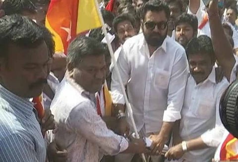 பஸ் கட்டண உயர்வை திரும்பபெறக்கோரி சரத்குமார் சைக்கிளில் வந்து போராட்டம்