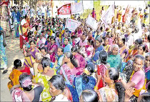 தேசிய ஊரக வேலை திட்டத்தில் பணி நாட்களை அதிகரிக்க கோரி ஆர்ப்பாட்டம்