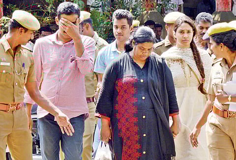 போலீஸ்காரரை தாக்கிய வழக்கில் நடிகை சுருதி உள்பட 4 பேர் கைது