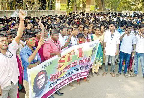 அரசு கல்லூரி மாணவர்கள் ஆர்ப்பாட்டம் பஸ் கட்டண உயர்வை திரும்ப பெற வலியுறுத்தல்