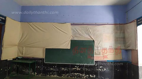 ஈரோடு கிழக்கு தொகுதியில் வாக்குச்சாவடிகள் தயார் செய்யும் பணி தீவிரம்