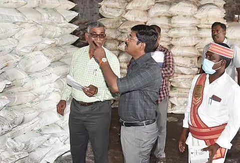 பறிமுதல் செய்யப்பட்ட உரங்களை கலெக்டர் பார்வையிட்டார்