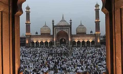 "டெல்லி ஜும்மா மசூதியின் படிக்கட்டுகளில் கடவுள் சிலைகள் உள்ளது" - பிரதமர் மோடிக்கு இந்து மகாசபா கடிதம்