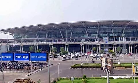 சென்னை விமான நிலையத்தில் விமானம் தரையிறங்கும் போது லேசர் ஒளியால் இடையூறு - போலீஸ் விசாரணை