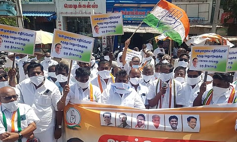 காங்கிரஸ் கட்சியினர் வாயில் வெள்ளை துணி கட்டி அறவழி போராட்டம்