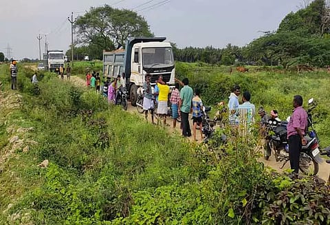 லாரிகளை சிறைபிடித்த விவசாயிகளால் பரபரப்பு