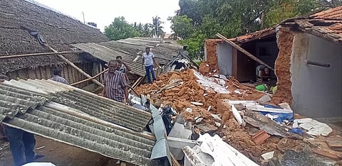 மழையால் வீட்டின் சுவர் இடிந்து விழுந்தது