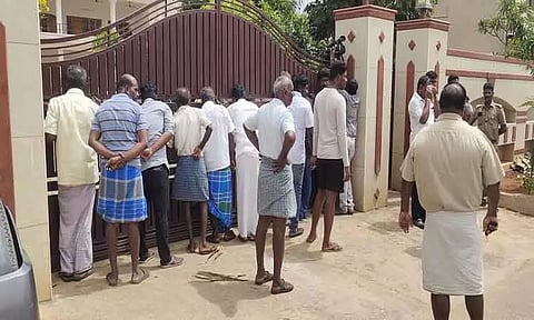 நெல்லையில் கல்குவாரி அலுவலகத்தில் போலீசார் அதிரடி சோதனை திசையன்விளையிலும் சோதனை நடத்த முயன்றதால் பரபரப்பு