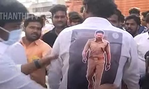 உதயநிதி போட்டோவை முதுகில் ஒட்டிக்கொண்டு கொண்டாட்டத்தில் ரசிகர்கள்