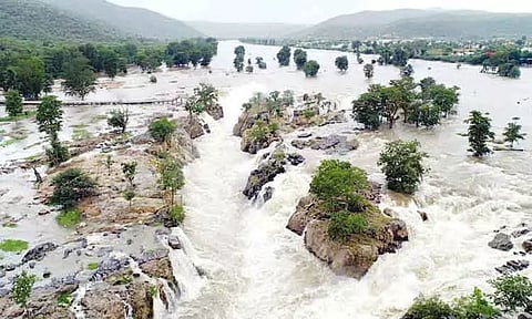 ஒகேனக்கலில் நீர்வரத்து அதிகரிப்பு; 3-வது நாளாக சுற்றுலா பயணிகளுக்கு தடை