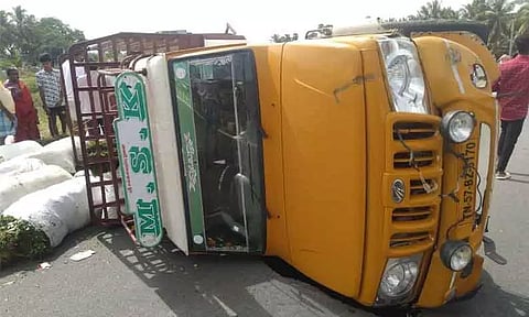 சரக்குவேன் மோதி தம்பதி உள்பட 3 பேர் பலி