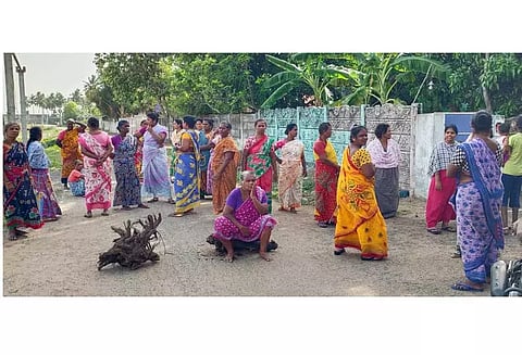 கடலூரில் குப்பை கிடங்கு அமைக்க எதிர்ப்பு தெரிவித்து லாரியை சிறைபிடித்து பொதுமக்கள் போராட்டம்