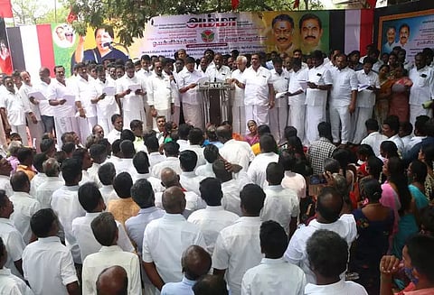 கடலூரில் அ.தி.மு.க.வினர் கண்டன ஆர்ப்பாட்டம்