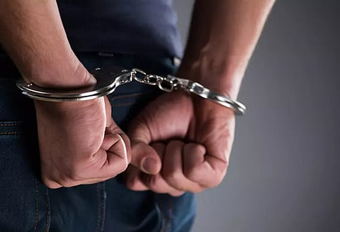 அம்மன் கோவிலில் கோபுர கலசத்தை திருடிய வாலிபர் கைது