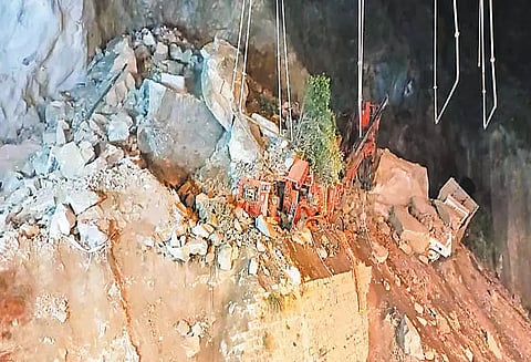 காஷ்மீரில் கட்டப்பட்டு வந்த புதிய சுரங்கப்பாதை இடிந்து விழுந்து ஒருவர் சாவு; 9 தொழிலாளர்களின் கதி என்ன?