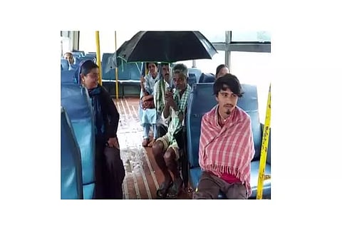 அரசு பஸ்சுக்குள் மழை நீர் கசிந்தது