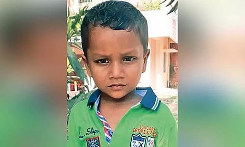 சாலை தடுப்பு சுவரில் மோட்டார் சைக்கிள் மோதல்: தந்தை கண் எதிரே 6 வயது மகன் பலி