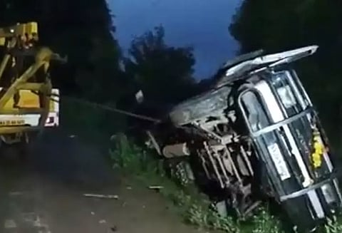 திருமண விழாவிற்கு சென்ற ஜீப் மரத்தில் மோதி விபத்து - மணமகளின் தாய் உட்பட 9 பேர் உயிரிழப்பு...!