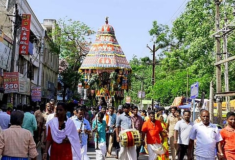 திண்டிவனத்தில் லட்சுமி நரசிம்ம சாமி கோவில் தேரோட்டம் திரளான பக்தர்கள் வடம் பிடித்து இழுத்தனர்