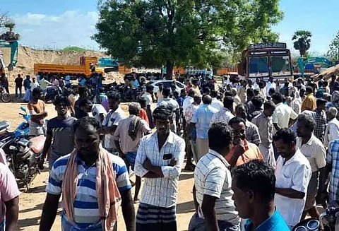 மணல் குவாரியை பொதுமக்கள் முற்றுகையிட்டு போராட்டம்