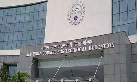 பொறியியல் படிப்புகளுக்கான கட்டணம் உயர்வு - ஏ.ஐ.சி.டி.இ. அறிவிப்பு