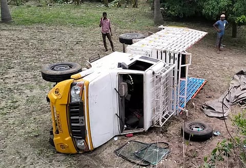 சாலையோர பள்ளத்தில் சரக்கு வேன் கவிழ்ந்து விபத்து - ஒருவர் உயிரிழப்பு