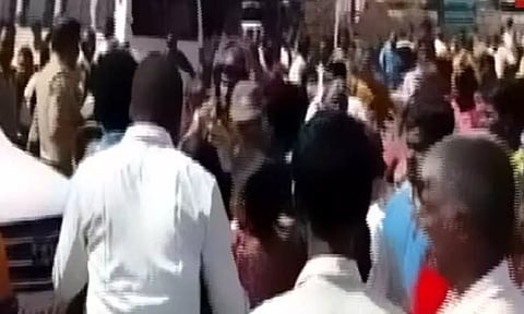 விஷம் கலந்த குளிர்பானம் குடித்த மாணவி உயிரிழப்பு - உறவினர்கள் போராட்டம்