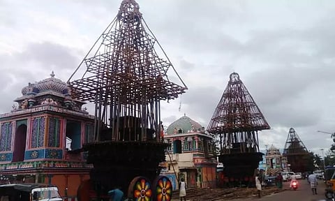 திருநள்ளாறு சனீஸ்வரர் கோவில் பிரமோற்சவ விழா; தேர் அலங்கரிக்கும் பணி தீவிரம்