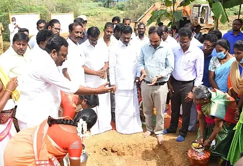 கருணாகரச்சேரி ஊராட்சியில் ரூ.6 கோடி மதிப்பீட்டில் மேம்பாலம் கட்டும் பணி