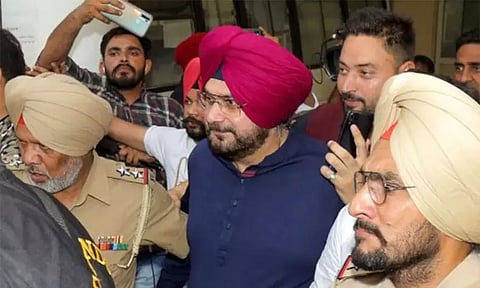 மருத்துவ பரிசோதனைக்காக பாட்டியாலா மருத்துவ மனை அழைத்து வரப்பட்டார் சித்து