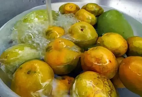 மாம்பழங்களை ஏன் தண்ணீரில் ஊற வைக்க வேண்டும்?