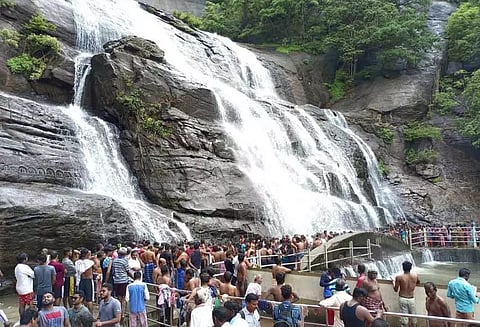 குற்றாலம் மெயின் அருவியில் சுற்றுலா பயணிகள் ஆனந்த குளியல்...!