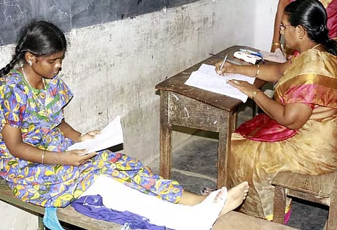 பிளஸ் 2 தேர்வு எழுத வந்த மாணவி விபத்தில் சிக்கி கால் எலும்பு முறிவு
