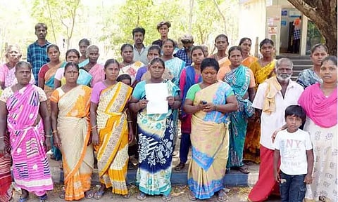 இலவச வீட்டுமனை பட்டா கேட்டு கலெக்டரிடம் கிராம மக்கள் மனு
