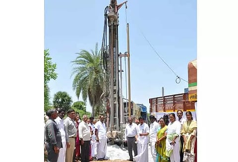 தரிசு நிலங்களை மேம்படுத்த ரூ.3 லட்சத்தில் ஆழ்துளை கிணறு