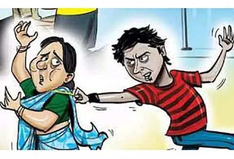 கணவருடன் சென்ற ஆசிரியையிடம் 8 பவுன் நகை பறிப்பு