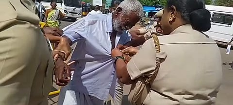 முதியவர் தீக்குளிக்க முயன்றதால் பரபரப்பு