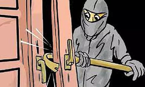 விளாத்திகுளம் அருகே வியாபாரி வீடுபுகுந்து 10½ பவுன் நகை, ரூ.3 லட்சம் கொள்ளை