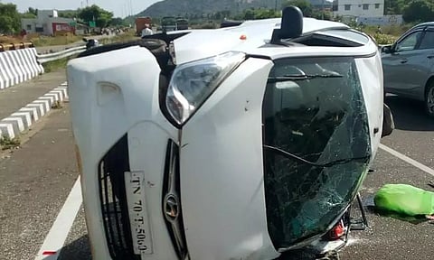 கார் கவிழ்ந்து பெண் பலி; கணவர், மகன் படுகாயம்