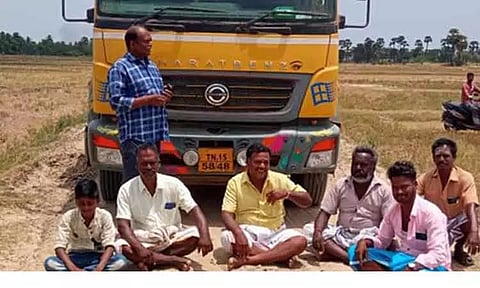 குடியிருப்பு பகுதியில் மண் எடுத்து வந்த லாரி சிறைபிடிப்பு