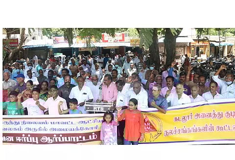 கடலூரில் குடியிருப்போர் நலச்சங்கத்தினர் ஆர்ப்பாட்டம்