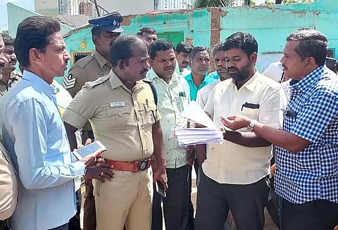 ஆக்கிரமிப்பு அகற்றக்கோரி பொதுமக்கள் உண்ணாவிரதம்