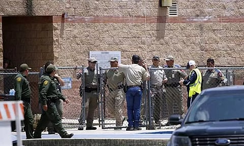 அமெரிக்கா: தொடக்கப் பள்ளியில் நடந்த துப்பாக்கிச் சூட்டில் 14 குழந்தைகள் உள்பட 15 பேர் பரிதாப பலி