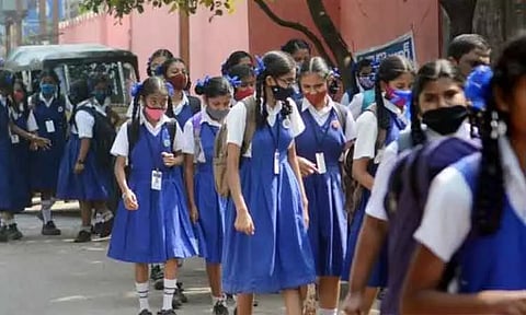 கோடை விடுமுறைக்கு பின் பள்ளிகள் திறப்பு குறித்து இன்று முக்கிய அறிவிப்பு வெளியாகிறது