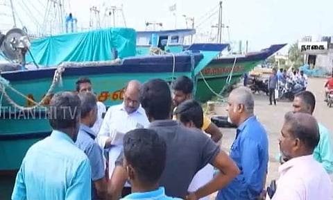 நாகை விசைப்படகுகளில் மீன்வளத்துறை அதிகாரிகள் திடீர் ஆய்வு