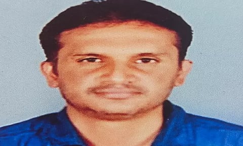 காருக்குள் இறந்த நிலையில் கிடந்த பள்ளி ஆசிரியர் - போலீசார் விசாரணை